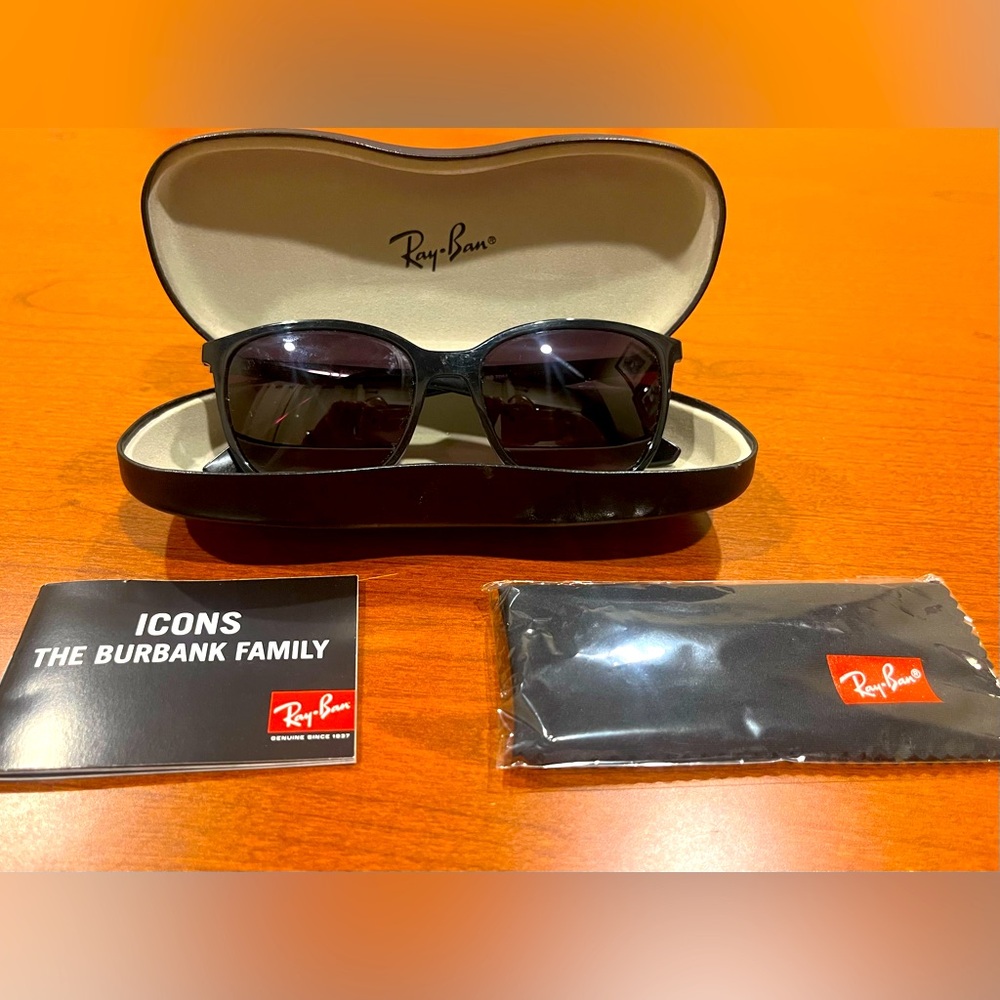 Black like new Ray-Bans